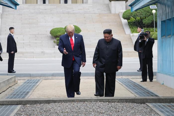 Nord Corea, storica stretta di mano Trump-Kim oltre il confine. E' il primo presidente Usa a varcarlo 01