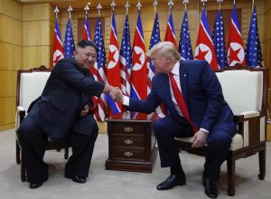 Nord Corea, storica stretta di mano Trump-Kim oltre il confine. E' il primo presidente Usa a varcarlo 03