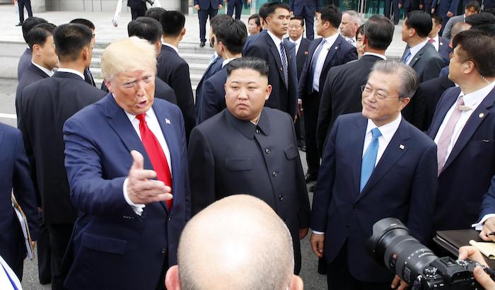 Nord Corea, storica stretta di mano Trump-Kim oltre il confine. E' il primo presidente Usa a varcarlo 05