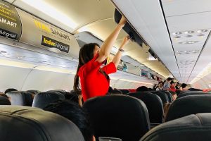 Voli da incubo, hostess raccontano: "Le persone fanno le cose più disgustose in aereo"