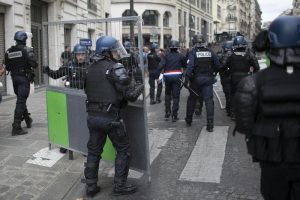 Francia, 14 luglio di passione per il presidente Macron: fischi e scontri dei gilet gialli agli Champs-Elysees