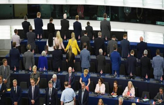 Parlamento europeo, eurodeputati di Farage pro-Brexit si girano di spalle durante inno FOTO