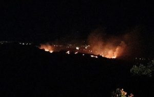 Aci Castello (Catania), incendio a Vampolieri: case evacuate