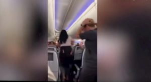 donna insegue fidanzato su aereo 