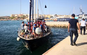 Alex di Mediterranea a Lampedusa: migranti sbarcano. Nave sequestrata, equipaggio indagato