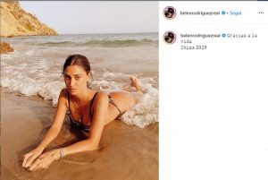Belen Rodriguez in spiaggia a Ibiza senza trucco