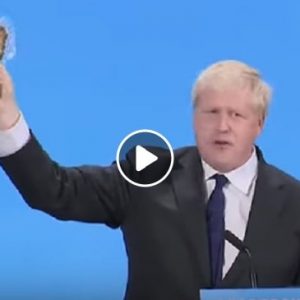 Boris Johnson e la gaffe dell'aringa confezionata