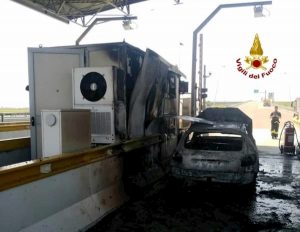 Noventa Vicentina, auto in fiamme mentre sta pagando al casello sull'A31: biglietteria e mezzo distrutte