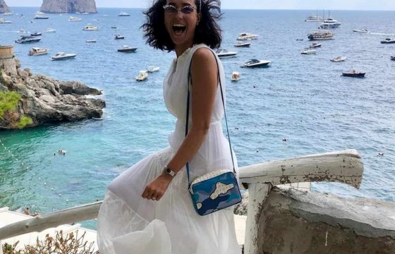 Caterina Balivo in vacanza a Capri. Il dettaglio ecologico: "Indosso il mio abito di nozze"