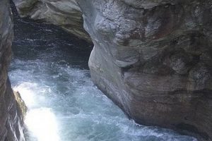 Valchiusella, si tuffa nel torrente ma resta incastrato tra le rocce: morto a 17 anni