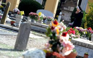 Tropea, il sindaco vieta i fiori freschi al cimitero