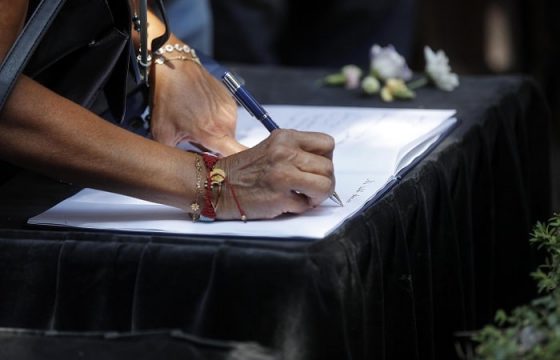 Gente firma al funerale camilleri