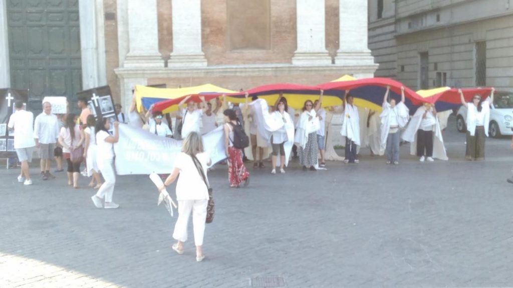 Roma, flashmob: bandiera colombia
