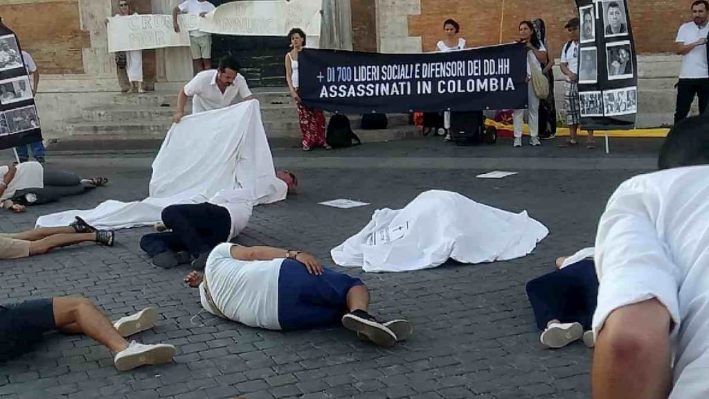 roma, flashmob su colombia. Lenzuoli bianchi sulle vititme