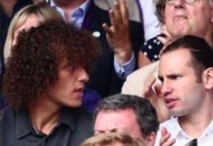 David Luiz a Wimbledon, la sua folta chioma non fa vedere Djokovic-Federer agli spettatori