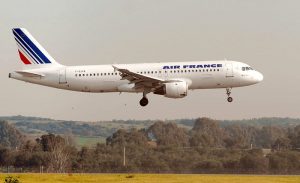 Francia annuncia ecotassa sui biglietti aerei: da 1,50 a 18 euro sui voli in partenza dal 2020