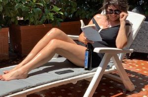 Elisa Isoardi prende il sole sul terrazzo di casa. Il dettaglio che non sfugge ai fan (foto Instagram)