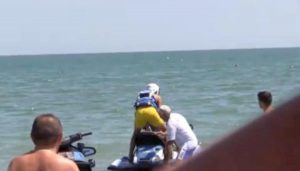 Il figlio di Salvini sulla moto d'acqua della polizia. Bloccato il giornalista che stava filmando la scena VIDEO