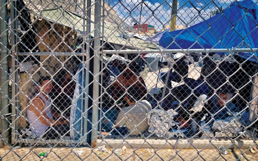 Migranti nelle gabbie al confine tra Messico e Usa