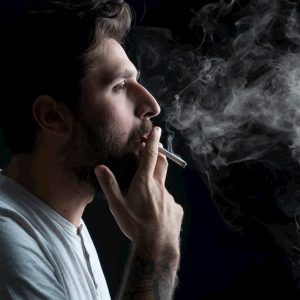 Fumo, il vaping raddoppia la possibilità di smettere: i risultati dello studio e la situazione in Italia
