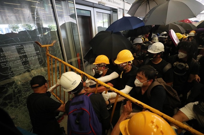 Hong Kong, manifestanti anti-governativi irrompono nel Parlamento: scontri con la polizia2