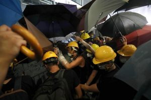 Hong Kong, manifestanti anti-governativi irrompono nel Parlamento