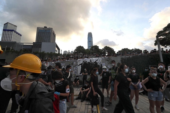 Hong Kong, manifestanti anti-governativi irrompono nel Parlamento: scontri con la polizia7