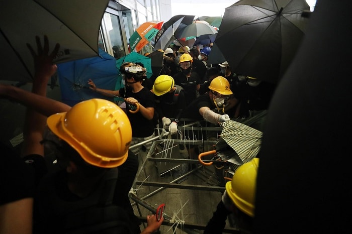 Hong Kong, manifestanti anti-governativi irrompono nel Parlamento: scontri con la polizia6