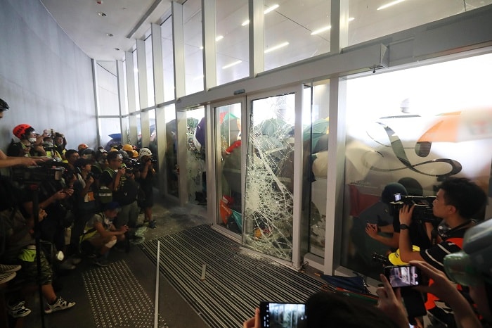 Hong Kong, manifestanti anti-governativi irrompono nel Parlamento: scontri con la polizia5