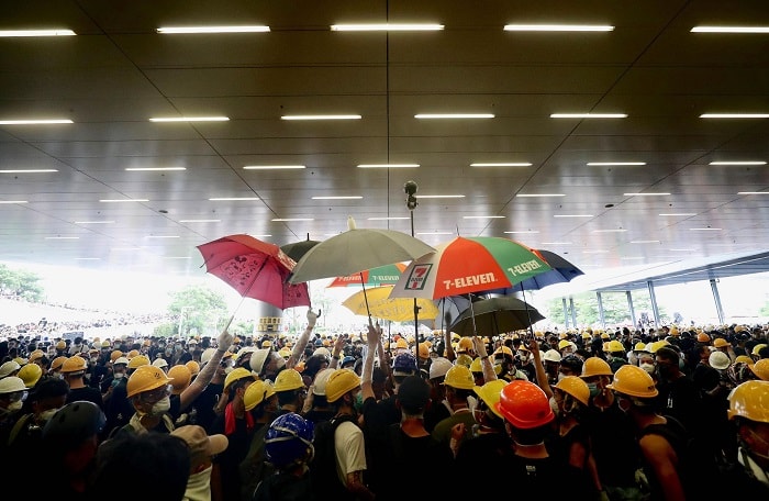 Hong Kong, manifestanti anti-governativi irrompono nel Parlamento: scontri con la polizia4
