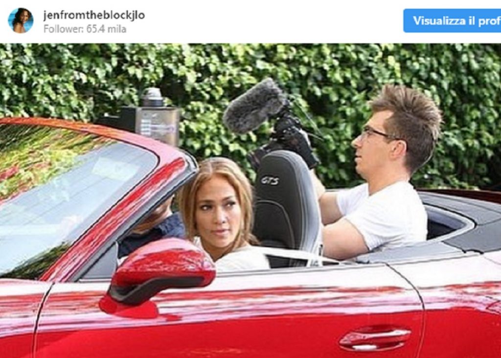 Jennifer Lopez nella Porsche 