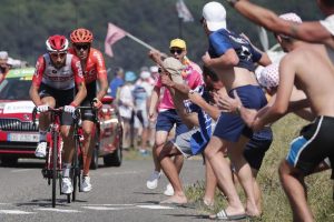 Tour de France, Julian Alaphilippe sfila maglia gialla a Giulio Ciccone