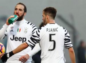Juventus, tifosi acclamano Higuain e Cancelo: "Restate con noi"