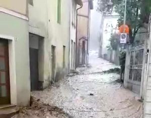 Maltempo, bomba d'acqua in provincia di Vicenza: strade trasformate in fiumi di fango