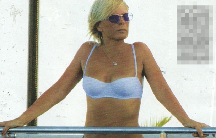Maria De Filippi, vacanza con bikini binaco