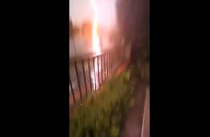 Marina di Massa, fulmine sfiora macchine e passanti VIDEO