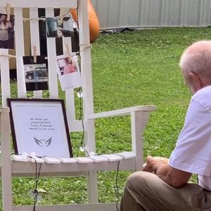 Al matrimonio della nipote si siede a pranzare davanti alla foto della moglie morta