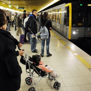 Milano, da oggi scatta l'aumento del biglietto di metro e bus: da 1,5 a 2 euro ma si timbra più volte