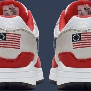Nike, bandiera schiavista sulle sneaker per il 4 luglio, è bufera. Costretta al ritiro