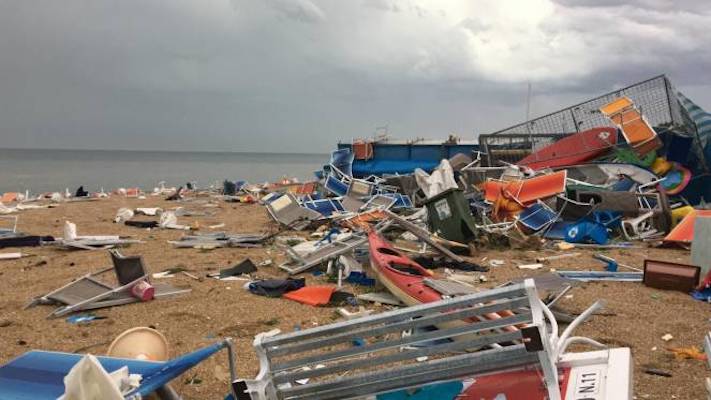 Marche, tempesta e vento a 150 km/h: Numana devastata, litorale distrutto 05