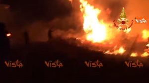Incendio Siniscola: chiusa la statale, evacuate abitazioni, auto in fuga VIDEO
