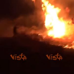Incendio Siniscola: chiusa la statale, evacuate abitazioni, auto in fuga VIDEO