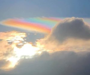 La nuvola arcobaleno fotografata in Tasmania