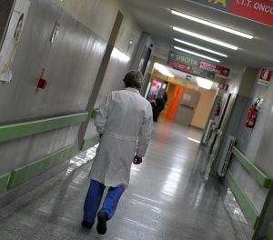 Medici, ospedali in crisi tra ferie e carenze di personale: allerta Anaao
