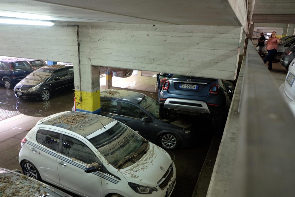 Auto nel garage dell'opsedale di Pescara 