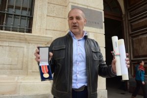 Pietro Sini, carabiniere restituisce medaglia d'oro per protesta: lo Stato gli chiede risarcimento