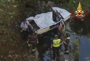 Pistoia, auto sfonda ringhiera del ponte e vola giù nel greto del torrente: morta una coppia di anziani