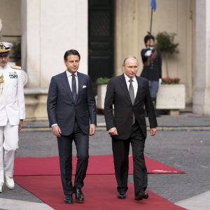 Putin a Palazzo Chigi, Conte gli indica dove fermarsi per il saluto alla bandiera VIDEO