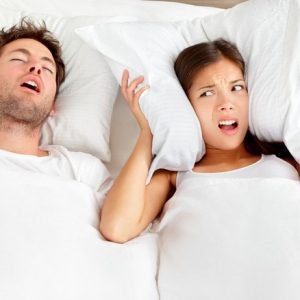 Russare, pericolo per la salute e per la relazione di coppia. Come curare la apnea notturna
