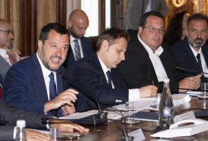 Flat tax: Salvini presenta la versione dura e pura alle parti sociali. Ma a M5S aveva promesso quella marginale
